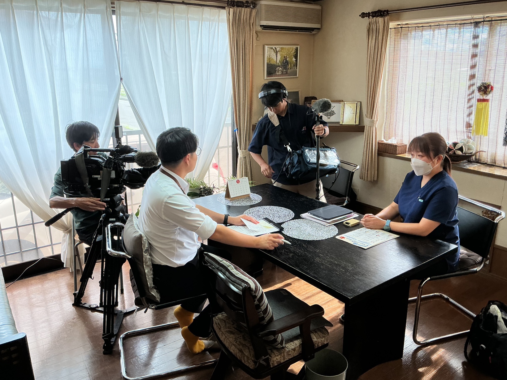 利用者様のご自宅で熱中症対策について説明する訪問看護師